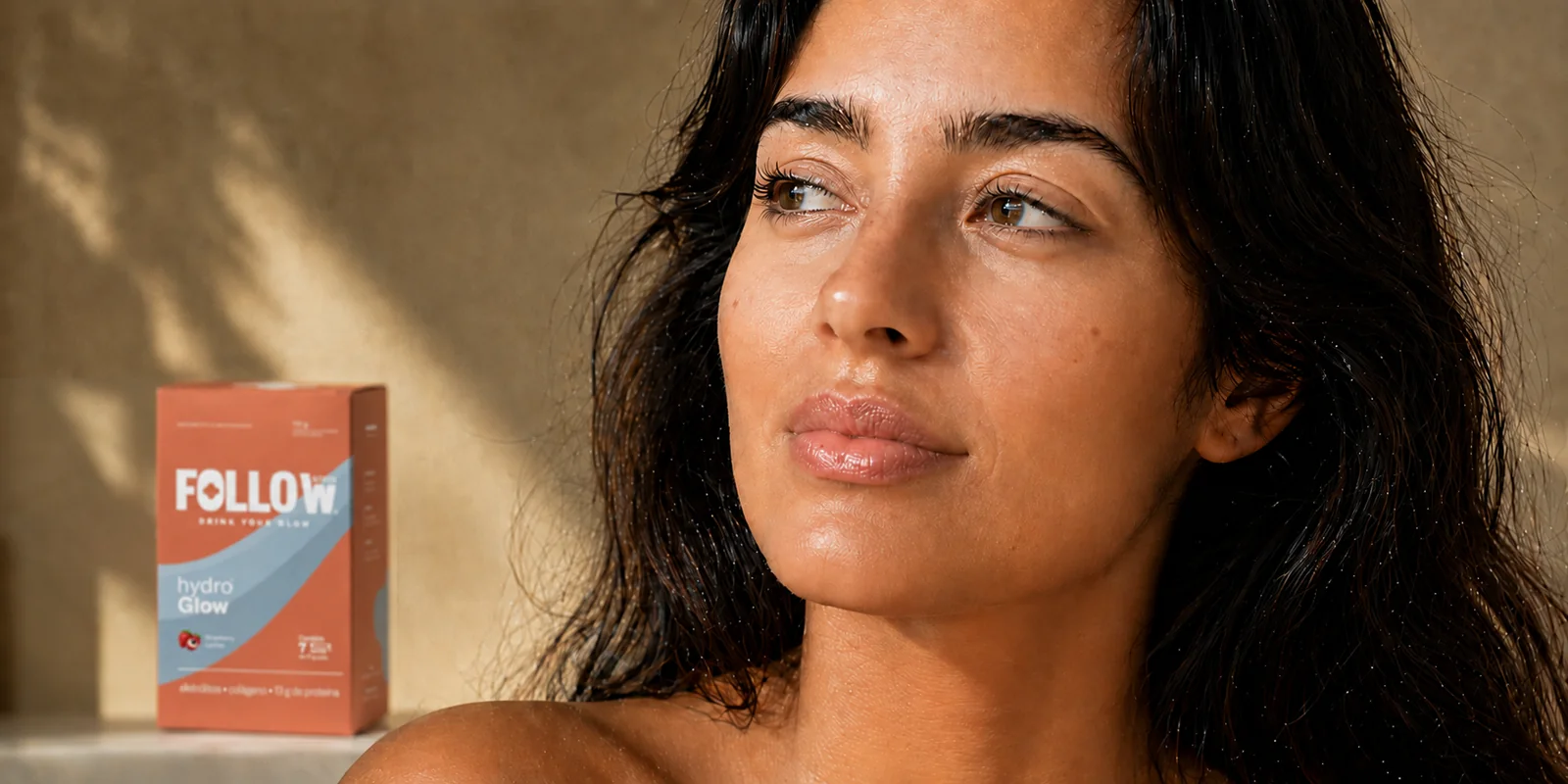 Retrato editorial com pele iluminada ao lado do HydroGlow